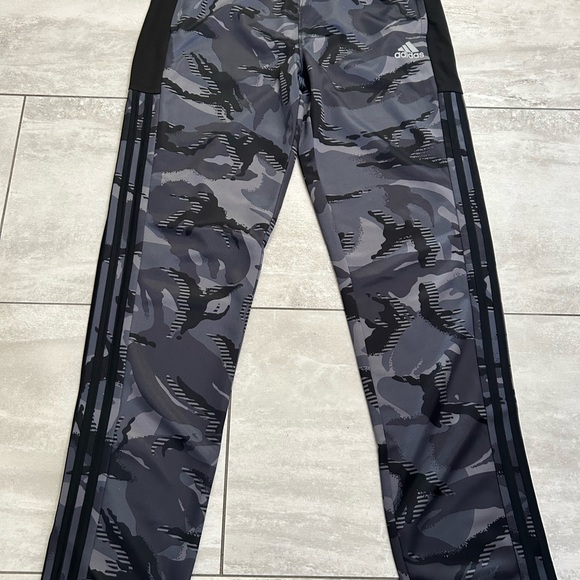 Adidas Black and Gray Camouflage Pants Boys size XL NOWT - Picture 1 of 6